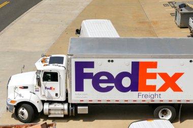Washington DC, ABD - 30 Nisan 2024: Federal Express kargo kamyonu şehir merkezindeki bir ofis binasının önüne park edildi