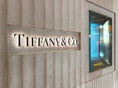 Londra, İngiltere, İngiltere - 29 Nisan 2024: Tiffany & Co. Lüks kuyumcu mağazasının bir şubesine imza atın