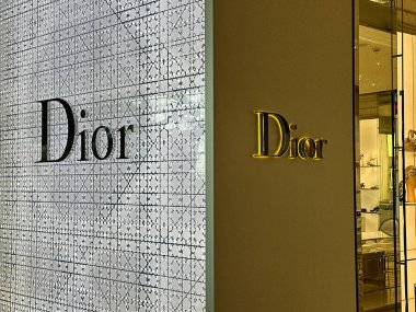 Londra, İngiltere, İngiltere - 29 Nisan 2024: Dior lüks tasarım ürünleri mağazasının girişinde imza