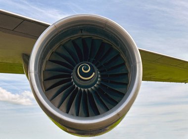 Modern bir uçağın turbonfan jet motorunun ön görüntüsünü kapatın. İnsan yok. Seyahat kavramı. 