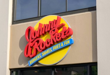 Washington DC, ABD - 30 Nisan 2024: Amerikan Lokanta Öğrencileri Johnny Rockets zincirinin bir şubesinin girişini imzalayın.