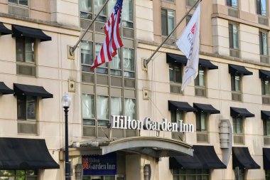 Washington DC, ABD - 2 Mayıs 2024: Washington DC şehir merkezindeki Hilton Garden Inn 'in dış görünümü