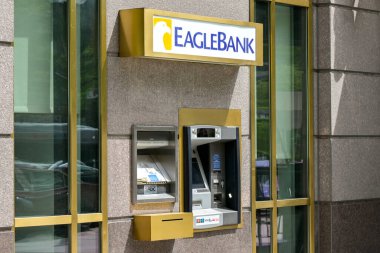 Washington DC, ABD - 3 Mayıs 2024: Washington DC şehir merkezindeki EagleBank şubesindeki ATM para çekme makinesinin üzerinde imza