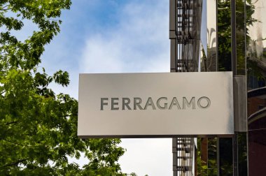 Washington DC, ABD - 3 Mayıs 2024: Washington DC şehir merkezindeki Ferragamo lüks tasarım ürünleri mağazasının girişinin üzerinde imza