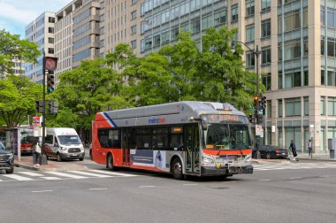 Washington DC, ABD - 30 Nisan 2024: Metrobus kamu hizmeti otobüsü Washington DC şehir merkezinde bir sokakta sürüyor