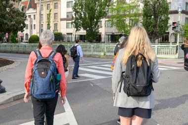 Washington DC, ABD - 30 Mayıs 2024: Washington DC şehir merkezinde işe yürüyen bir grup insan