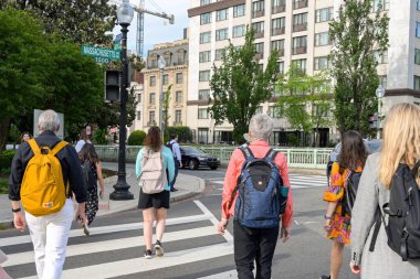 Washington DC, ABD - 30 Mayıs 2024: Washington DC şehir merkezinde işe yürüyen bir grup insan