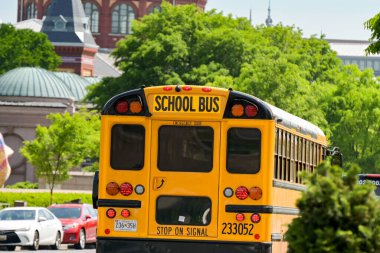 Washington DC, ABD - 30 Nisan 2024: Washington DC şehir merkezinde bir okul otobüsünün arkası