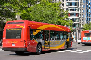 Washington DC, ABD - 2 Mayıs 2024: Metrobus elektrik servis otobüsü Washington DC şehir merkezinde bir sokakta sürüyor