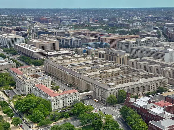 Washington DC, ABD - 30 Nisan 2024: Washington DC şehir merkezindeki L 'infant Plaza' daki hükümet binalarının hava görüntüsü