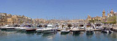 Valletta, Malta - 3 Ağustos 2023: Valletta 'nın Üç Şehir bölgesindeki marinanın panoramik manzarası