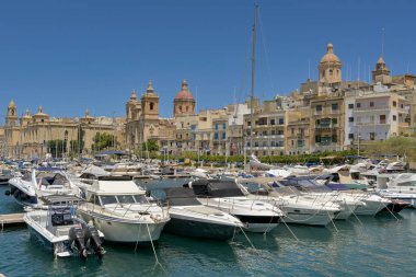 Valletta, Malta - 3 Ağustos 2023: Valletta 'nın Üç Şehir bölgesindeki marinada tekne ve yatlar