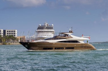 Miami, Florida, ABD - 5 Aralık 2023: Miami Limanı Lüks yat Privilegio.