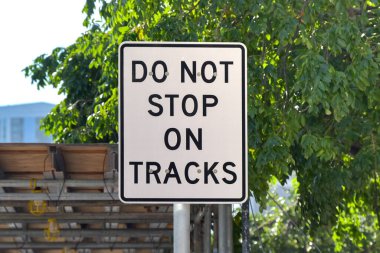 Demiryolu geçidinde durmayın diye sürücülere uyarı işareti