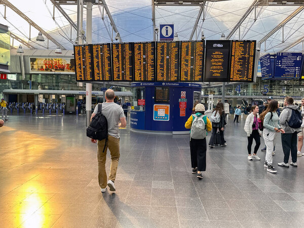 Манчестер, Англия, Великобритания - 1 июня 2024 года: Люди в зале железнодорожного вокзала Манчестер Пикадилли