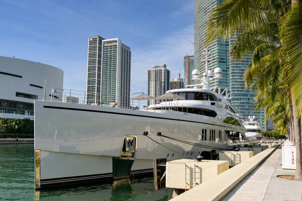 Майами, Флорида, США - 5 декабря 2023 года: роскошная суперяхта Soundwave пришвартовалась на набережной Майами