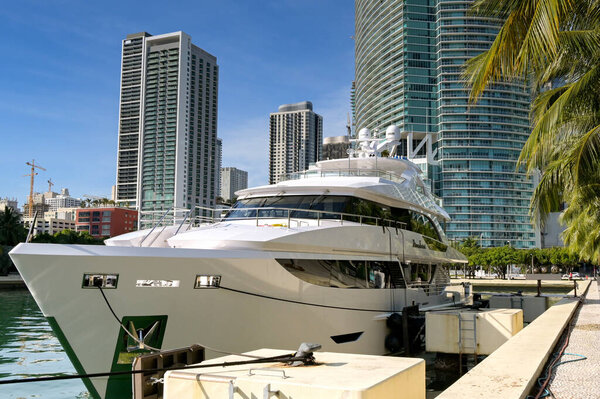 Майами, Флорида, США - 5 декабря 2023: Роскошный моторный крейсер "Ромео Фокстрот" пришвартовался на набережной Майами