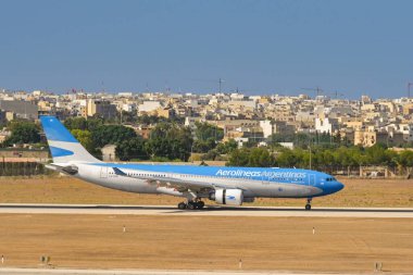 Luqa, Malta - 9 Ağustos 2023: Airbus A330 jeti (ruhsat LV-karargah) Luqa Uluslararası Havaalanı 'nda Arjantin Aerolineas Argentinas tarafından işletilmektedir.