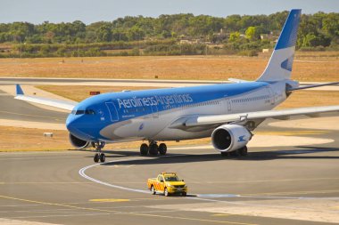 Luqa, Malta - 9 Ağustos 2023: Airbus A330 Jet (ruhsat LV-Karargahı), Luqa Uluslararası havaalanı Marhsal otomobilinin ardından Arjantinli Aerolineas Argentinas tarafından işletilmektedir.