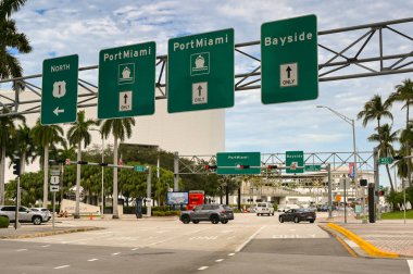 Miami, Florida, ABD - 5 Aralık 2023: Miami Limanı girişindeki bir otoyolda yön işaretleri