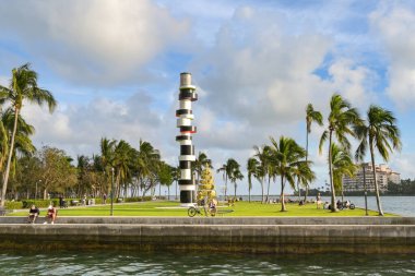 Miami, Florida, ABD - 5 Aralık 2023: Miami Plajı yakınlarındaki South Pointe rıhtımındaki halk parkındaki insanlar