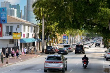 Miami, Florida, ABD - 3 Aralık 2023: Küçük Küba sokaklarından birinde insanlar ve trafik