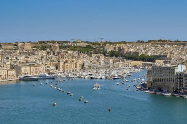 Valletta, Malta - 3 Ağustos 2023: Şehrin üç şehir bölgesindeki liman manzarası