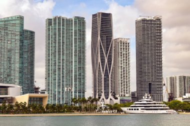 Miami, Florida, ABD - 1 Aralık 2023: Miami rıhtımındaki lüks apartmanların önünde demirlemiş yatlar
