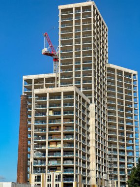 Cardiff, Wales, İngiltere - 31 Mayıs 2024: Cardiff şehir merkezi yakınlarında inşaat halindeki Talll apartman blokları