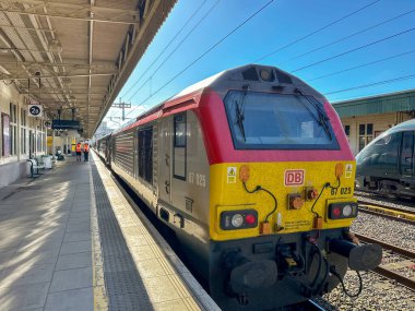 Cardiff, Wales, İngiltere - 31 Mayıs 2024: Cardiff Merkez Tren İstasyonu 'nun yanındaki dizel tren