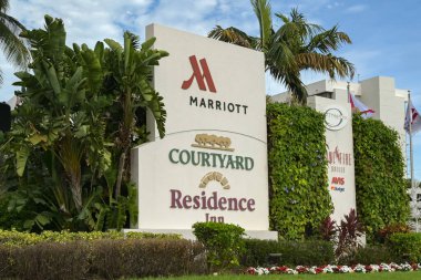 Miami, Florida, ABD - 4 Aralık 2023: Marriott ve Rsidence Inn 'in Miami Uluslararası Havalimanı yakınlarındaki Avlu girişindeki işaretler