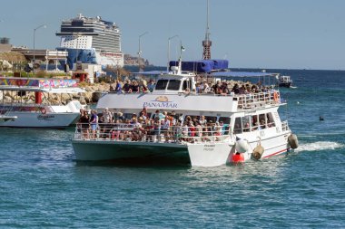 Cabo San Lucas, Meksika - 14 Ocak 2024: Turist feribotu, Cabo San Lucas limanına yolcu getirdi.