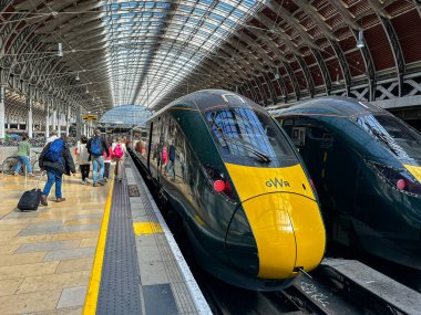 Londra, İngiltere, İngiltere - 3 Temmuz 2024: Paddington tren istasyonunda Great Western Demiryolu tarafından işletilen yüksek hızlı trenler