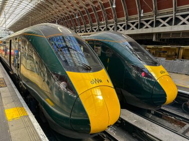 Londra, İngiltere, İngiltere - 3 Temmuz 2024: Paddington tren istasyonunda Great Western Demiryolu tarafından yan yana işletilen yüksek hızlı trenler