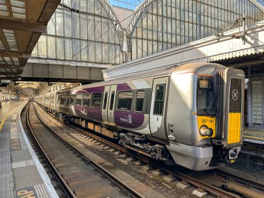 Londra, İngiltere, İngiltere - 3 Temmuz 2024: Heathrow Havaalanı servis treni Londra Paddington tren istasyonunda