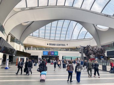 Birmingham, İngiltere - 1 Haziran 2024: Birmingham New Street tren istasyonundaki insanlar