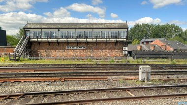 Shrewsbury, İngiltere - 31 Mayıs 2024: Geleneksel tuğla Shrewsbury istasyonunun ana hattına demiryolu işaret kutusu inşa edildi