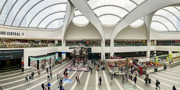 Birmingham, İngiltere - 1 Haziran 2024: Birmingham New Street tren istasyonunda panoramik manzara ve boğa heykeli