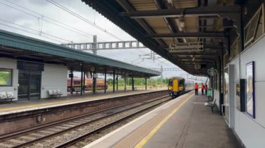 Didcot, Oxfordshire, İngiltere, 3 Temmuz 2024: Didcot Parkway istasyonuna gelen Great Western Railway tarafından işletilen Diesel banliyö treni