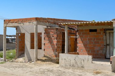 Cartagena, Kolombiya - 24 Ocak 2024: Kartagena 'nın varoşlarında La Boquilla balıkçı köyünde inşa edilen küçük bir evin ön görünüşü