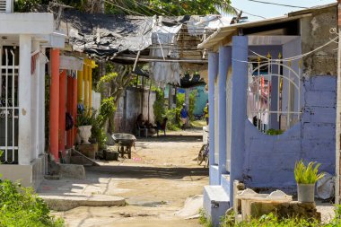 Cartagena, Kolombiya - 24 Ocak 2024: Kartagena 'nın varoşlarındaki La Boquilla balıkçı köyündeki evler dar sokağı