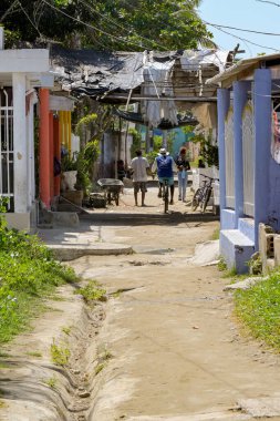 Cartagena, Kolombiya - 24 Ocak 2024: Kartagena 'nın varoşlarındaki La Boquilla balıkçı köyündeki evler dar sokağı