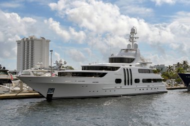 Fort Lauderdale, Florida, ABD - 2 Aralık 2023 Fort Lauderdale limanındaki lüks süper yat Gallant Lady. Feadship tarafından inşa edildi..