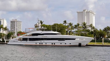 Fort Lauderdale, Florida, ABD - 2 Aralık 2023: Heeson tarafından inşa edilen lüks yat kitaplarının yan görüntüsü