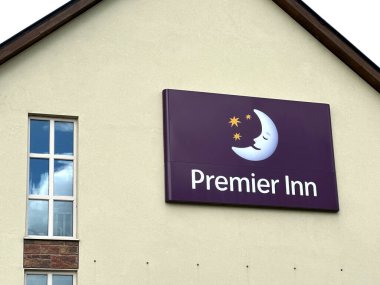 Abergavenny, Monmouthshire, Galler - 11 Temmuz 2024: Şehrin dışındaki Premier Inn otelinin dış manzarası