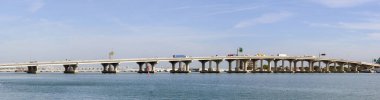 Miami, Florida, ABD - 5 Aralık 2023: Trhe Köprüsü 'nün Miami Limanı' ndaki trafiği taşıyan panoramik görüntüsü