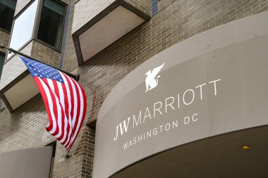 Washington DC, ABD - 3 Mayıs 2024: Washington DC şehir merkezindeki J W Marriott otelinin girişinin üstünü imzalayın