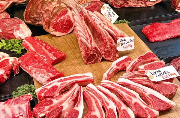 Marketteki kasap tezgahında taze kuzu eti seçimi. Kimse yok..