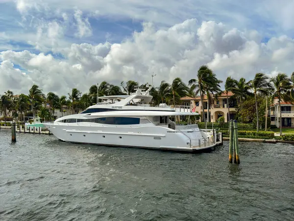 Fort Lauderdale, Florida, ABD - 2 Aralık 2023: Lüks karavan yatı İdletyme Fort Lauderdale 'in kanal su yollarından birinin yanında demirlemiş.