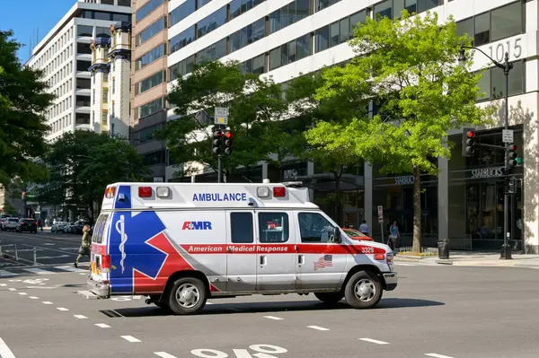 Washington DC, ABD - 2 Mayıs 2024: AMR tarafından işletilen acil ambulans